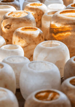 Laden Sie das Bild in den Galerie-Viewer, Alabaster Teelichthalter Braun M