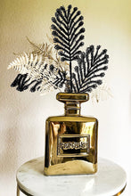 Carica l'immagine nel visualizzatore di Gallery, Golden Perfume Bottle Vase