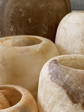 Laden Sie das Bild in den Galerie-Viewer, Alabaster Teelichthalter Braun M