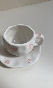 Die gebundene Tasse und Untertasse