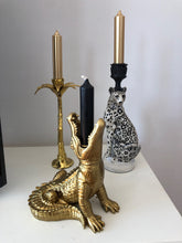 Laden Sie das Bild in den Galerie-Viewer, Kerzenständer Krokodil Gold
