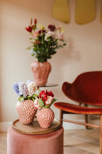 Cargar imagen en el visor de la galería, Strawberry Vase Pink Medium Large
