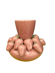 Vase de fraises rose